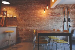 Hota și mașina de gătit profesionale – echipamente esențiale pentru o bucătărie de restaurant