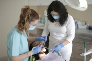 Implant dentar vs. proteză mobilă: avantaje și dezavantaje