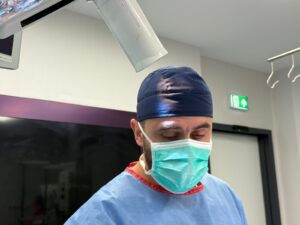 Pietre la fiere: simptome, riscuri și momentul potrivit pentru consult chirurgical