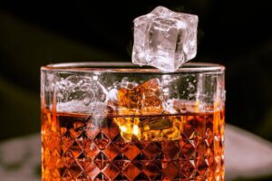 Cum se servește lichiorul – cu gheață sau la temperatura camerei?