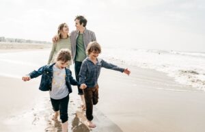 Cum alegi pachetul optim de asigurare medicală dacă pleci în concediu cu toată familia?